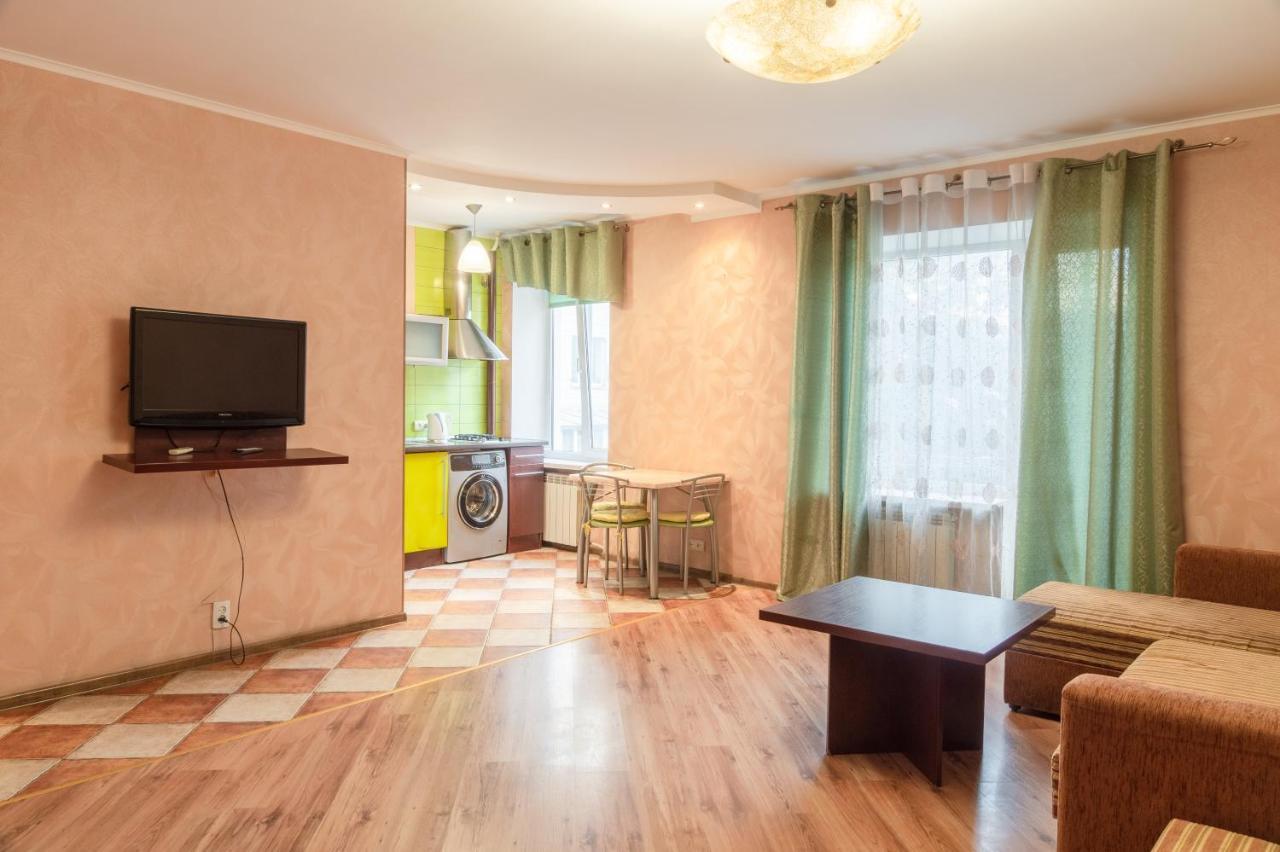 Apartment Triokhsviatytelskaya Street 3 키예프 외부 사진