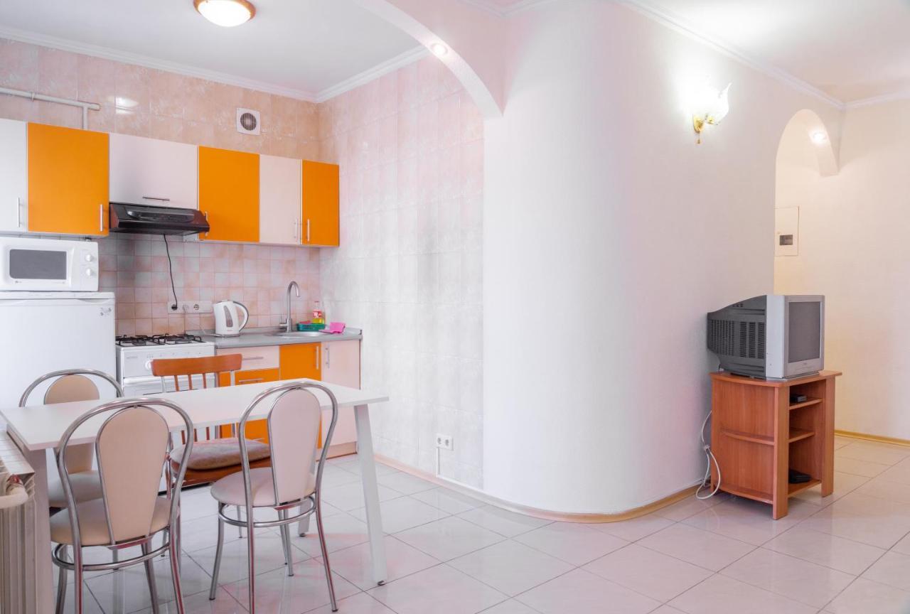 Apartment Triokhsviatytelskaya Street 3 키예프 외부 사진