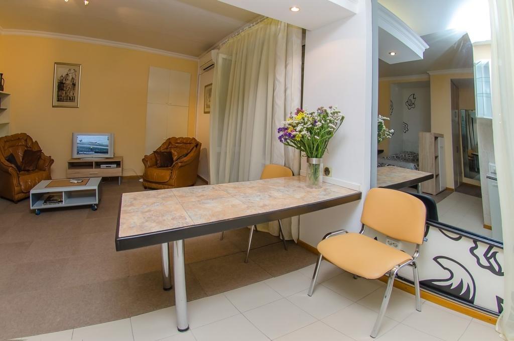 Apartment Triokhsviatytelskaya Street 3 키예프 외부 사진