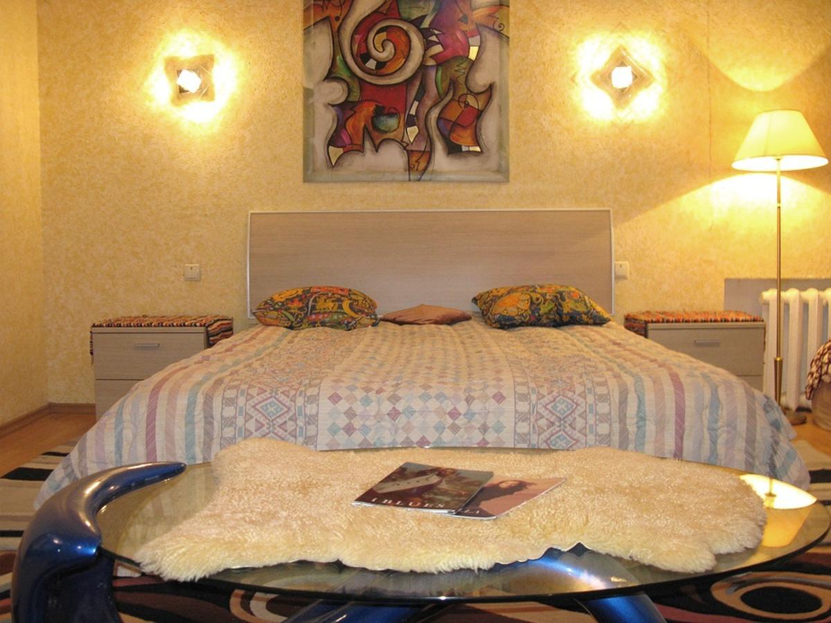 Apartment Triokhsviatytelskaya Street 3 키예프 외부 사진